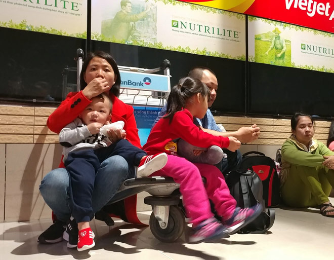 Nghìn người hành xác ở sân bay Tân Sơn Nhất rạng sáng 27 Tết